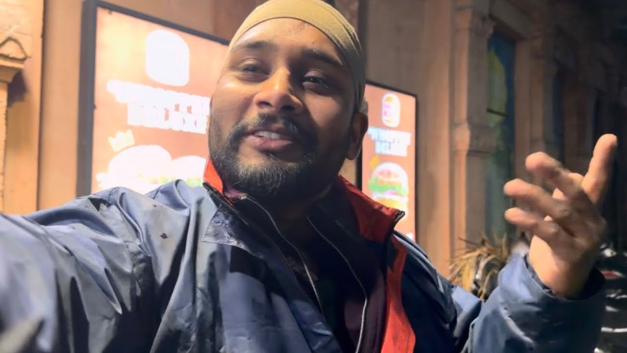 Customer Ne Baarish mein Had Hi Kardi 🤣 ￼ extra sauce ka Maza chahiye🫡 and fully only earning in 8 h