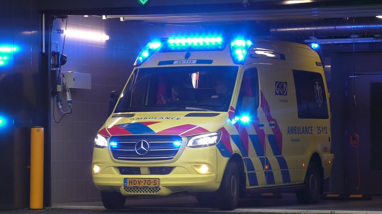 Ambulances met spoed naar meldingen in Almere!