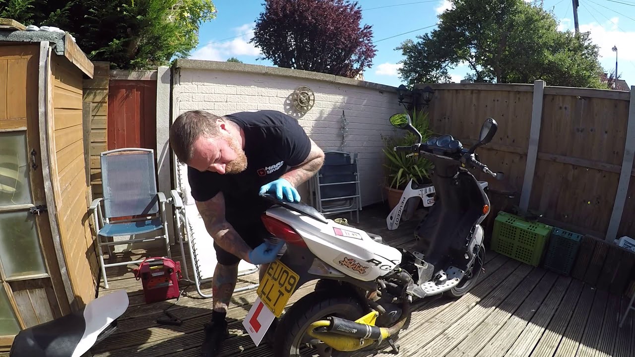 SPEEDFIGHT MOPED PANELS OFF AND LOOK OVER PT2 MARK SAVAGE