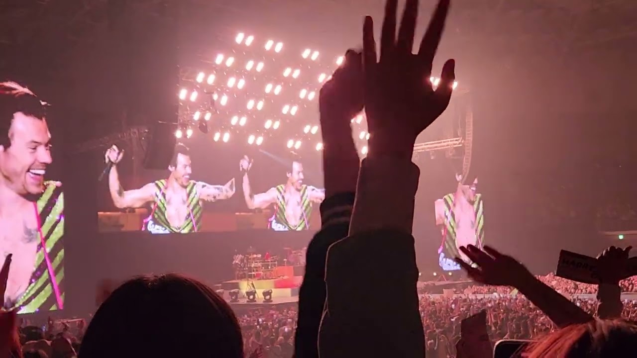 Interacting with Fans | 230320, Harry Styles, Love On Tour (Seoul, Korea)