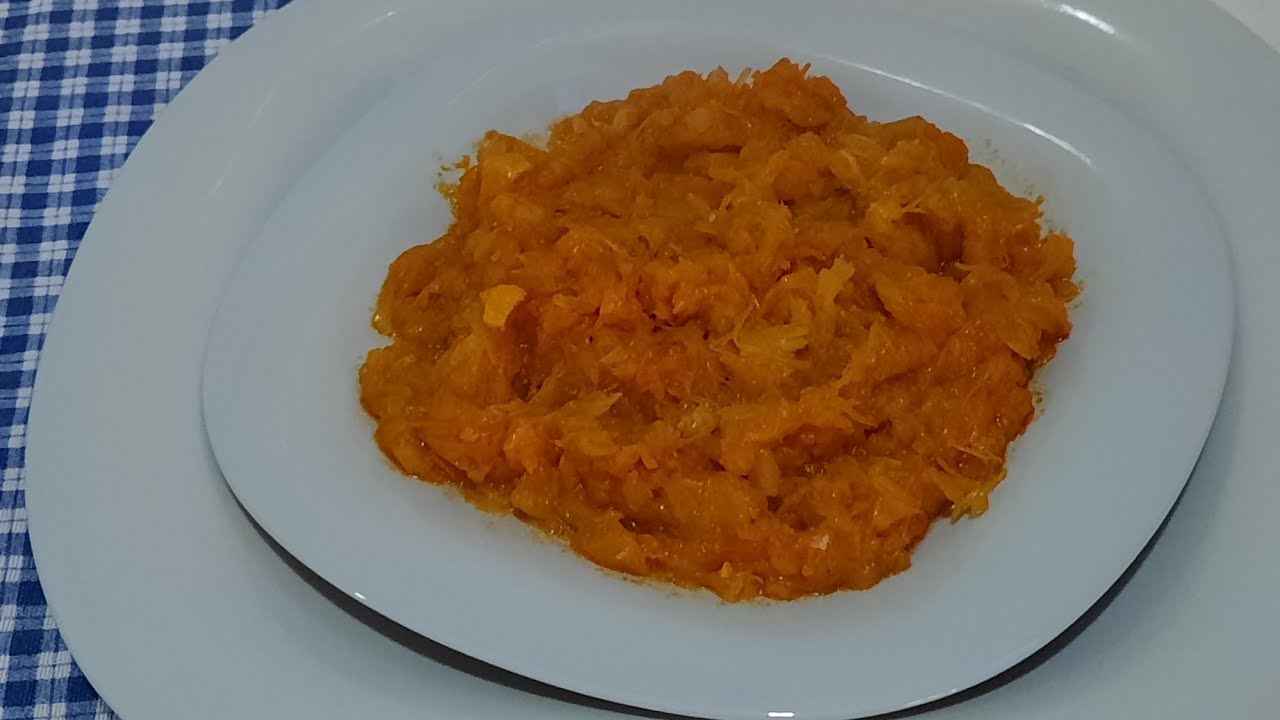 Col rehogada con ajos ,pimentón molido y comino ,comida sana.