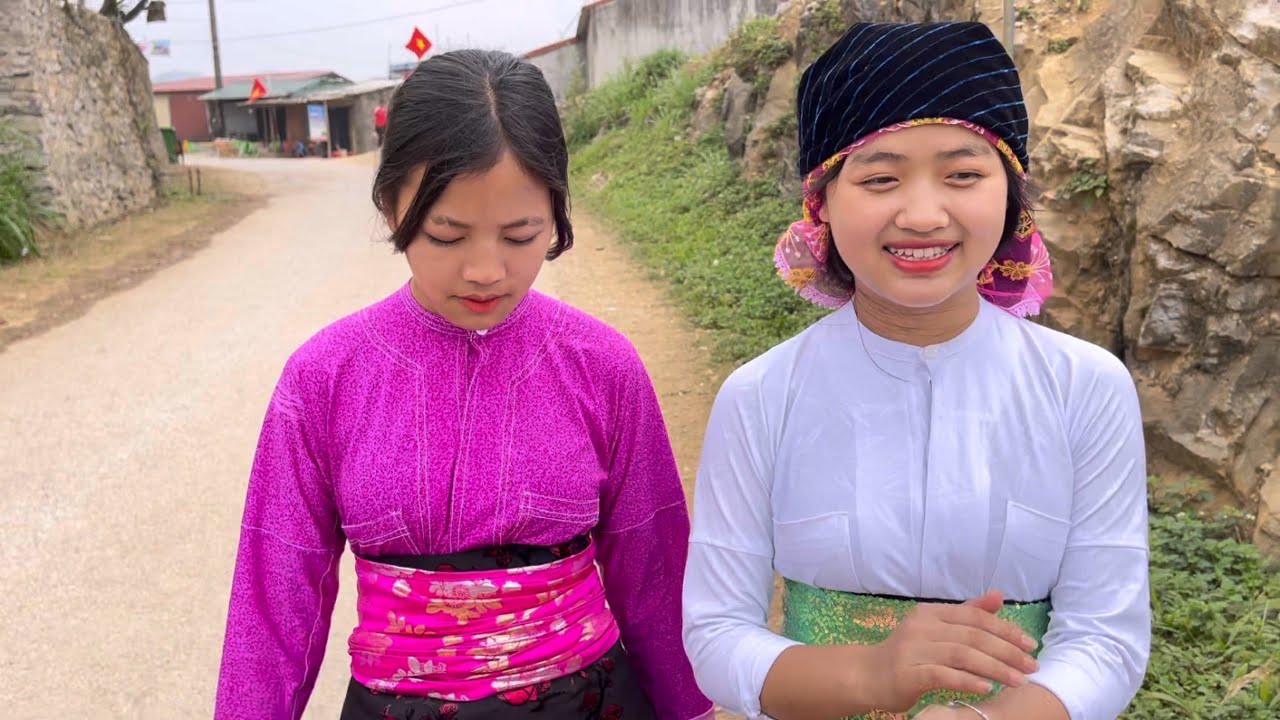 2 Cô Gái H’mông Tuổi 16 Đẹp Nhất Chợ Tình Khâu Vai 2022 . Pheng Pheng Vlog
