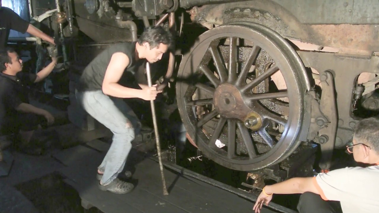 Taking The Wheels Off A Steam Locomotive - Thon Buri Locomotive Depot, Bangkok. สถานีรถไฟธนบุรี
