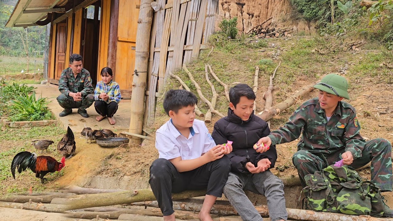 Phuong Vy's father has returned to be with his daughter, giving candy to the children in the village