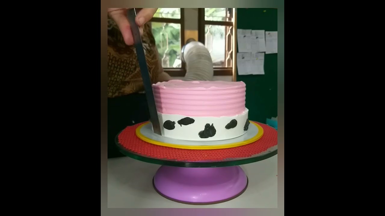 Confeitando bolo tema vaquinha