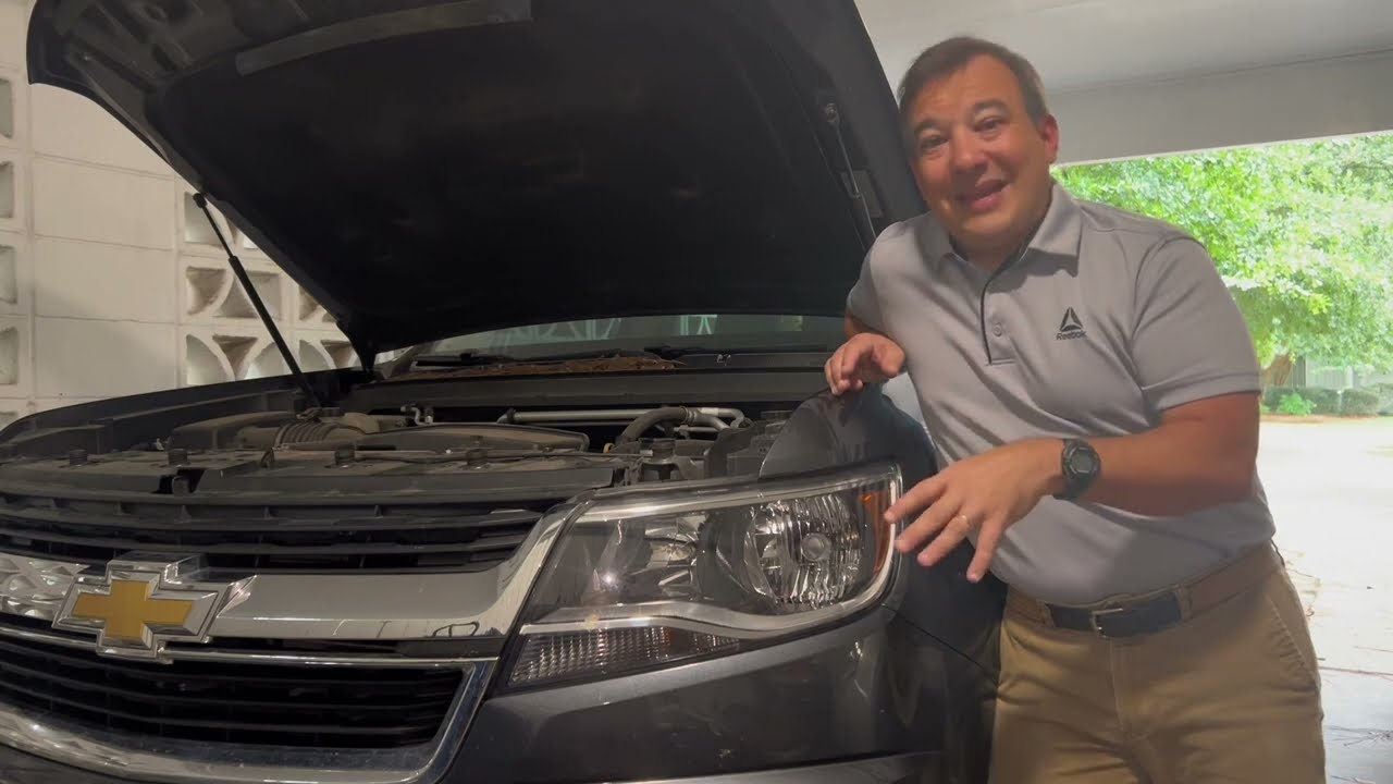 Как заменить лампочки в фарах со стороны водителя в Chevrolet Colorado 2016 года (2015-2018)