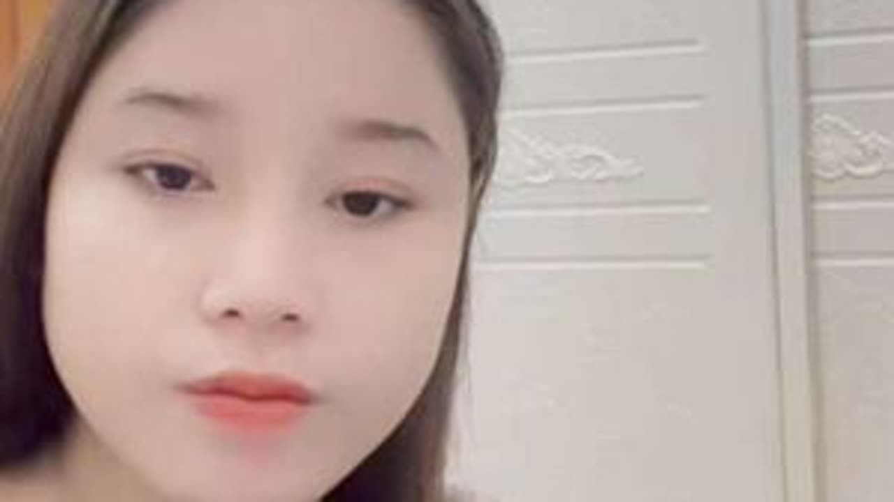 阿娜连线聊天，生孩子有点害怕 #牛牛阿娜 #老挝媳妇 #老挝建房