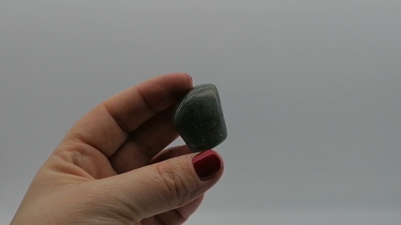 La pierre roul&eacute;e labradorite
