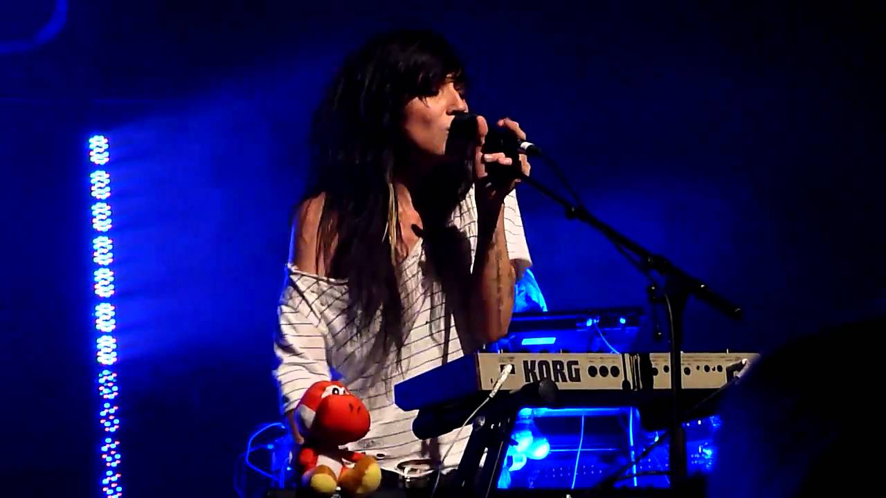 LIGHTS - The Listening - Live @ Queen Elizabeth Theatre in Toronto Nov 18,2010