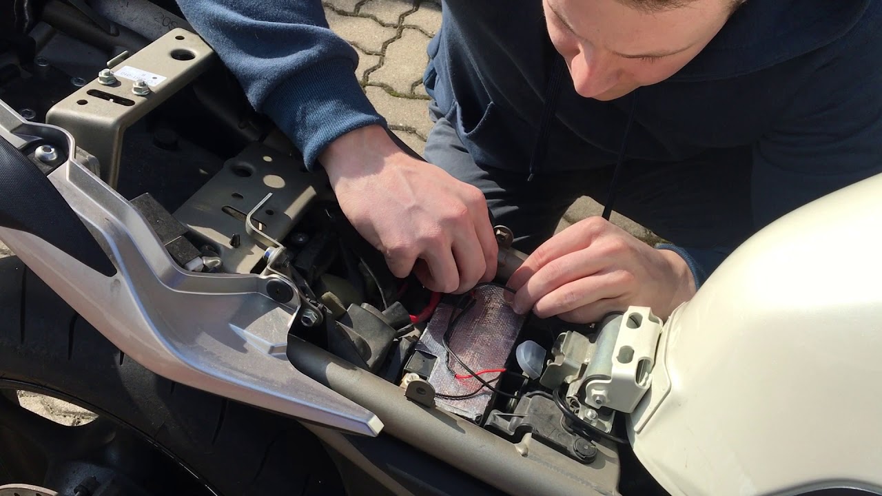 Montaż uchwytu do telefonu z ładowarką USB na motocyklu Yamaha XJ6