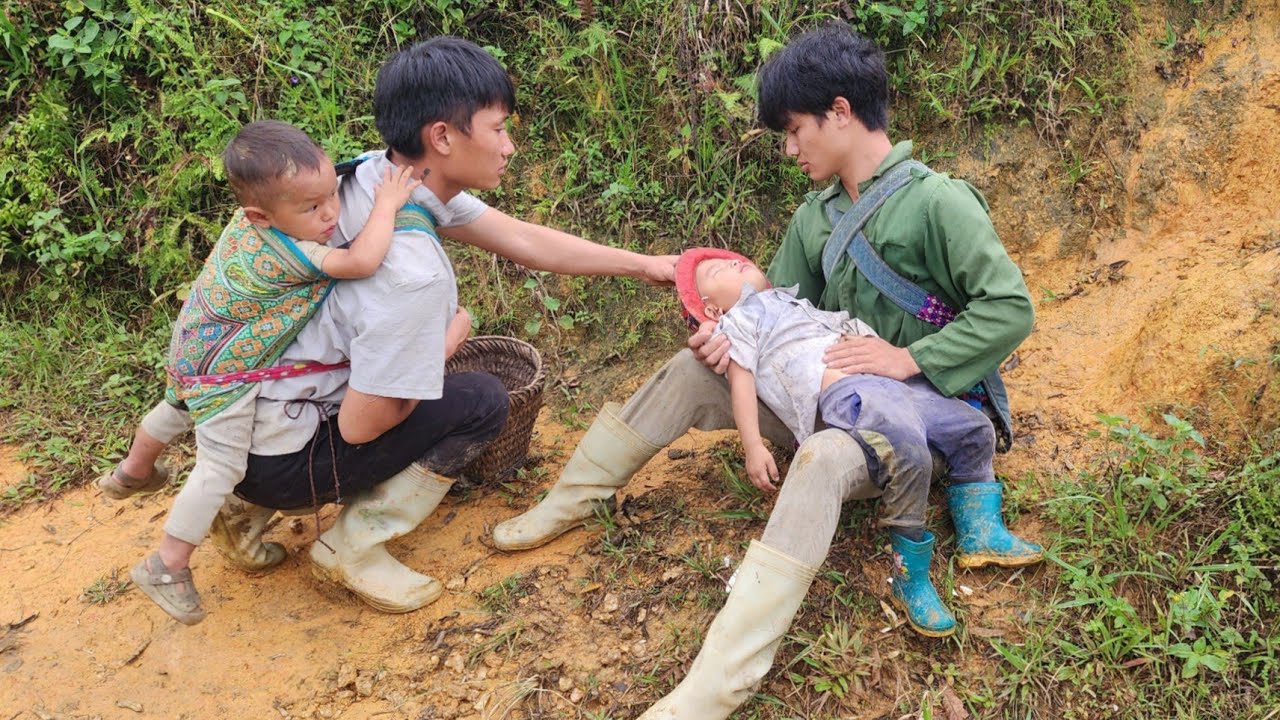 A hungry orphan boy sleeping on the side of the road was fortunately helped by two poor fathers.