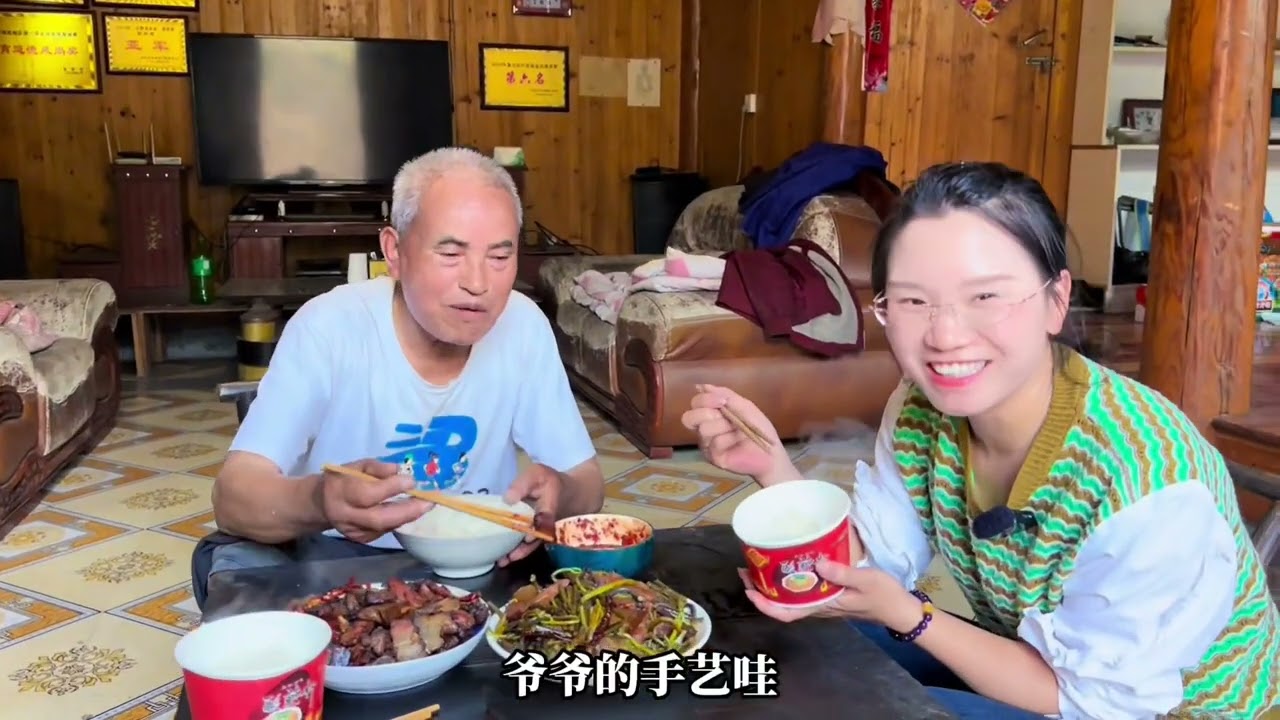 再次拜访豪横爷爷， 又送一块腊肉给我！湖南老表的热情招架不住#海哥量地球 #地球村 #湖南 #陌生人的温暖 #阿娇听你说