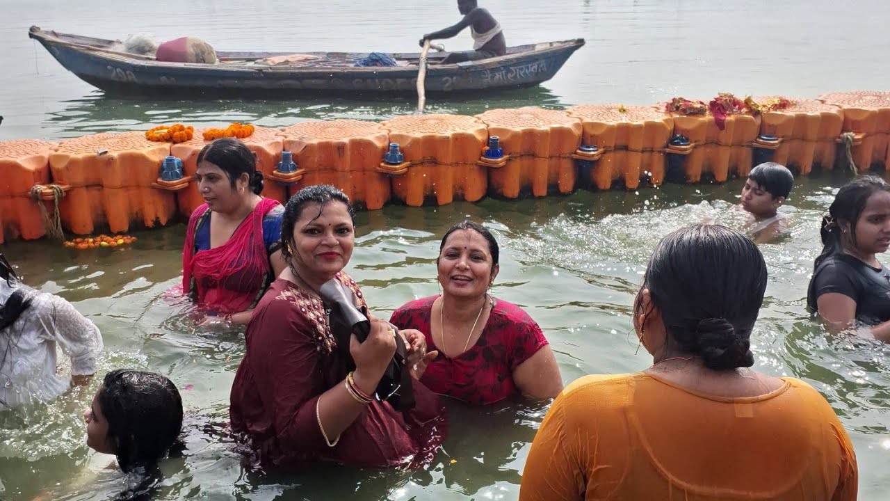 प्रयागराज की जमुना जी में नहाने का आज मौका मिला वह भी कार्तिक महीने में  🌊हम बहनों ने खूब enjoy किया