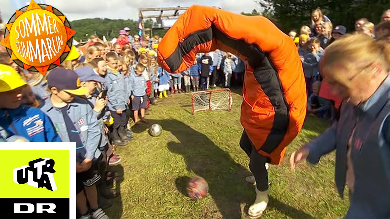 Bubber spiller fodbold i en sovepose | Sommer Summarum | Ultra