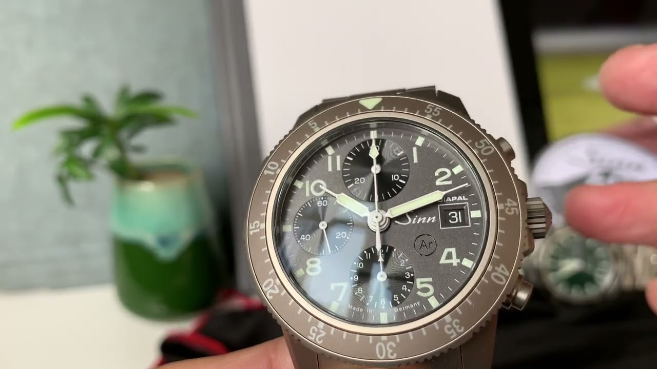 有少少肉赤的一隻Sinn - 103 ti diapl column wheel chronograph