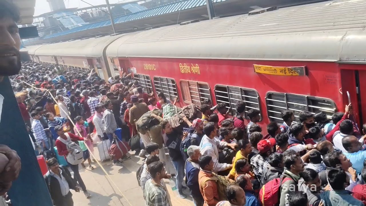 🚆 महाबोधि एक्सप्रेस | भारी भीड़ | नई दिल्ली रेलवे स्टेशन 🏙️🚉 #MahabodhiExpress #IndianRailways