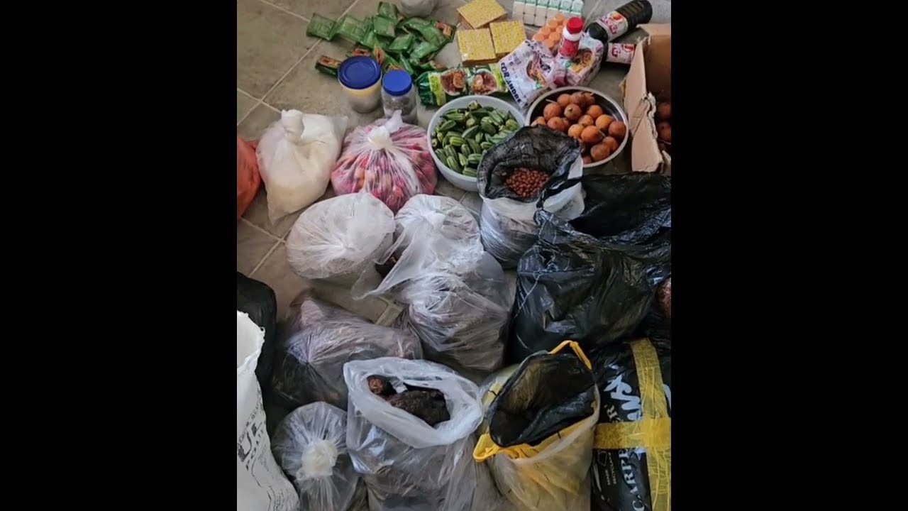Распаковка самой большой коробки с нигерийской едой, которую я привёз с собой.
