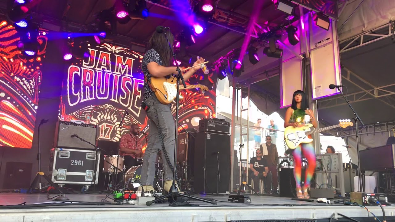 Khruangbin - Jam Cruise 17