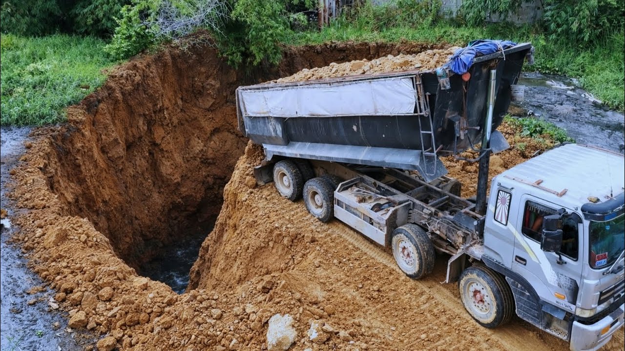 Expert Dozer Operator: SHANTUI DH17C3 Pushing Rocks & Dirt to Build Foundation Road.