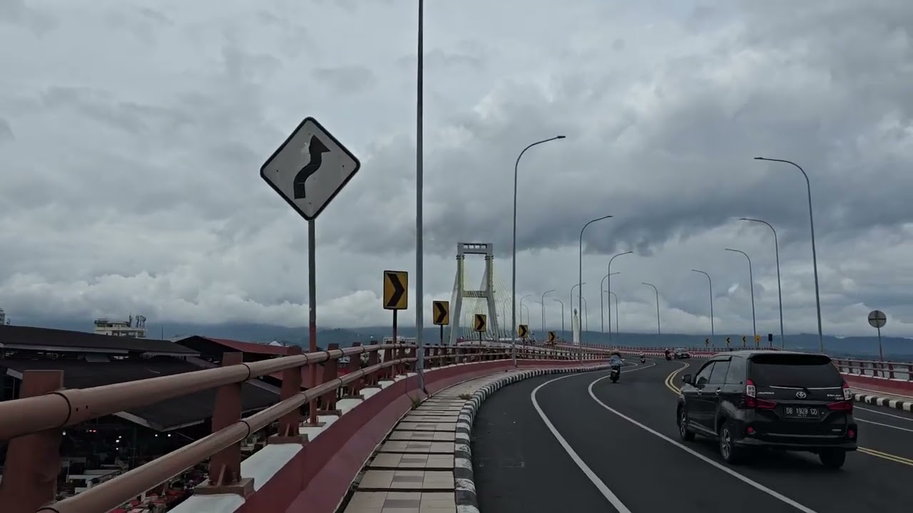 Jalan jalan di tepi pantai Manado,...