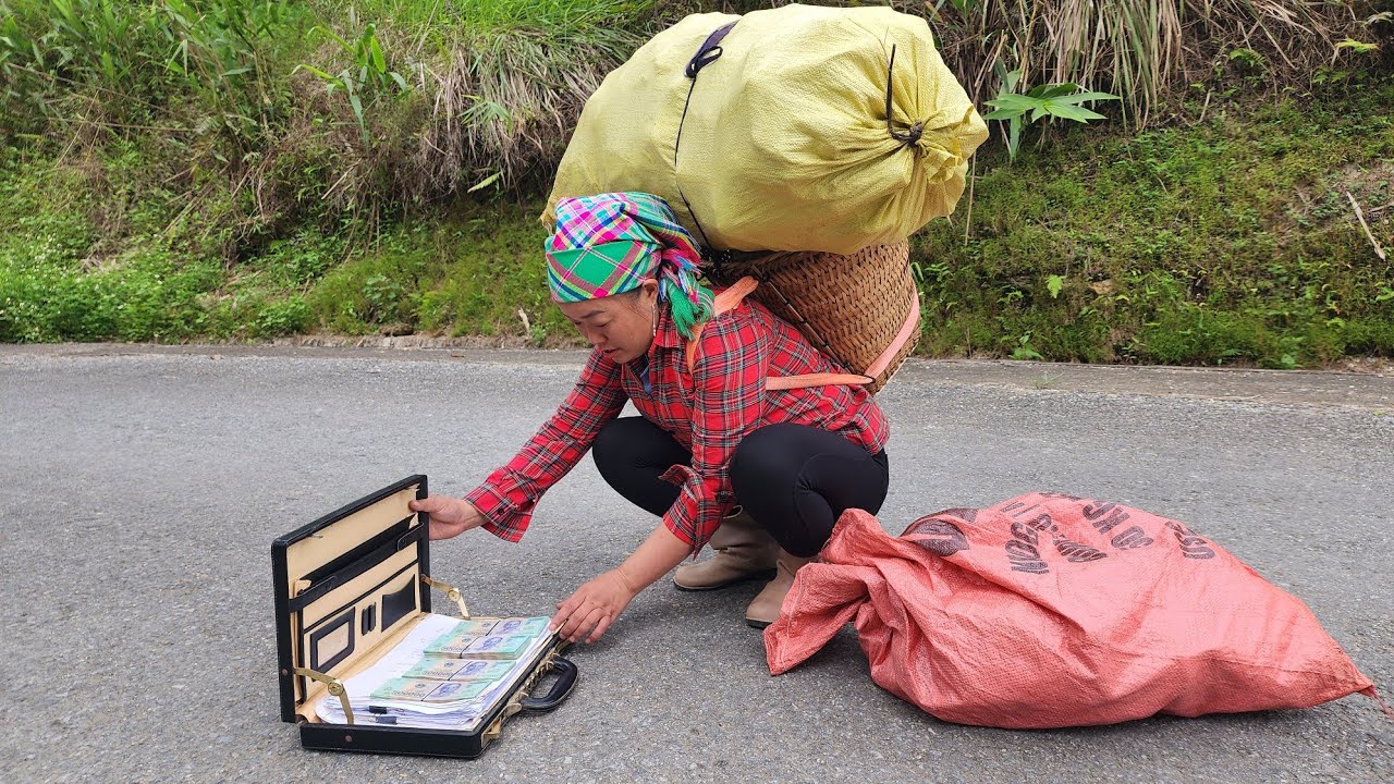 The girl wanders around picking up scrap to earn money, very lucky - Ly Thi Phương