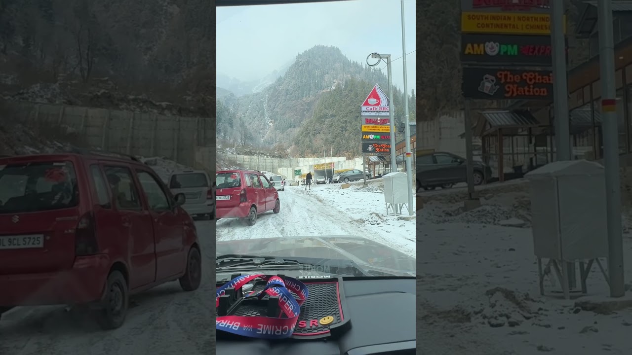 4*2 car sliding in solang valley Snow fall 