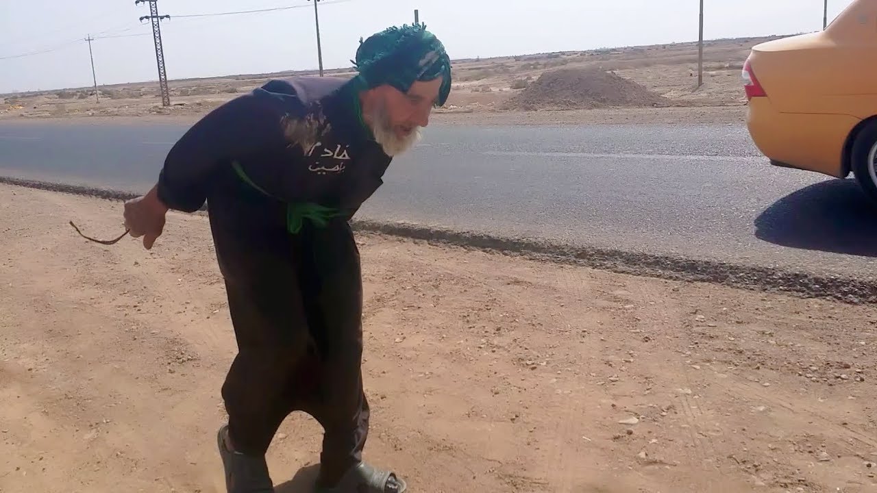 رجل كبير بالعمر يمشي وحيدا ويبكي من ميسان  الى كربلاء (372 كم)