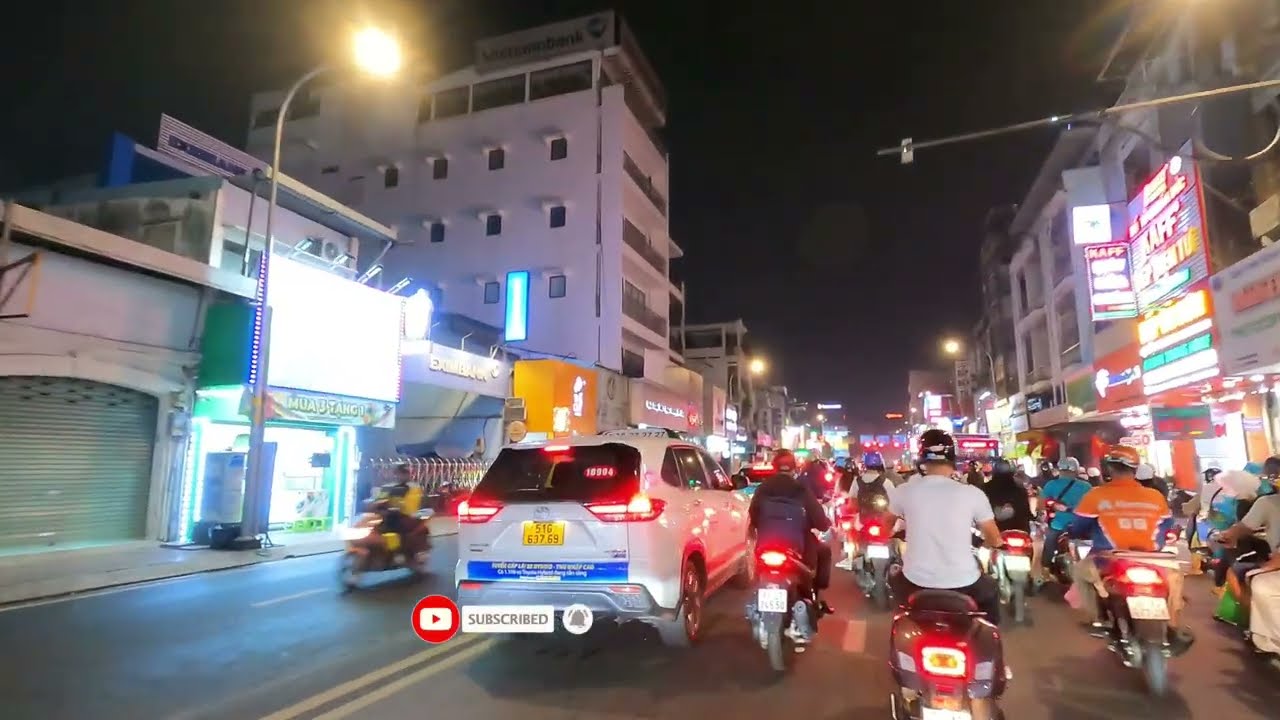 đường phố tối 24 Tết lúc 6h30 p.m