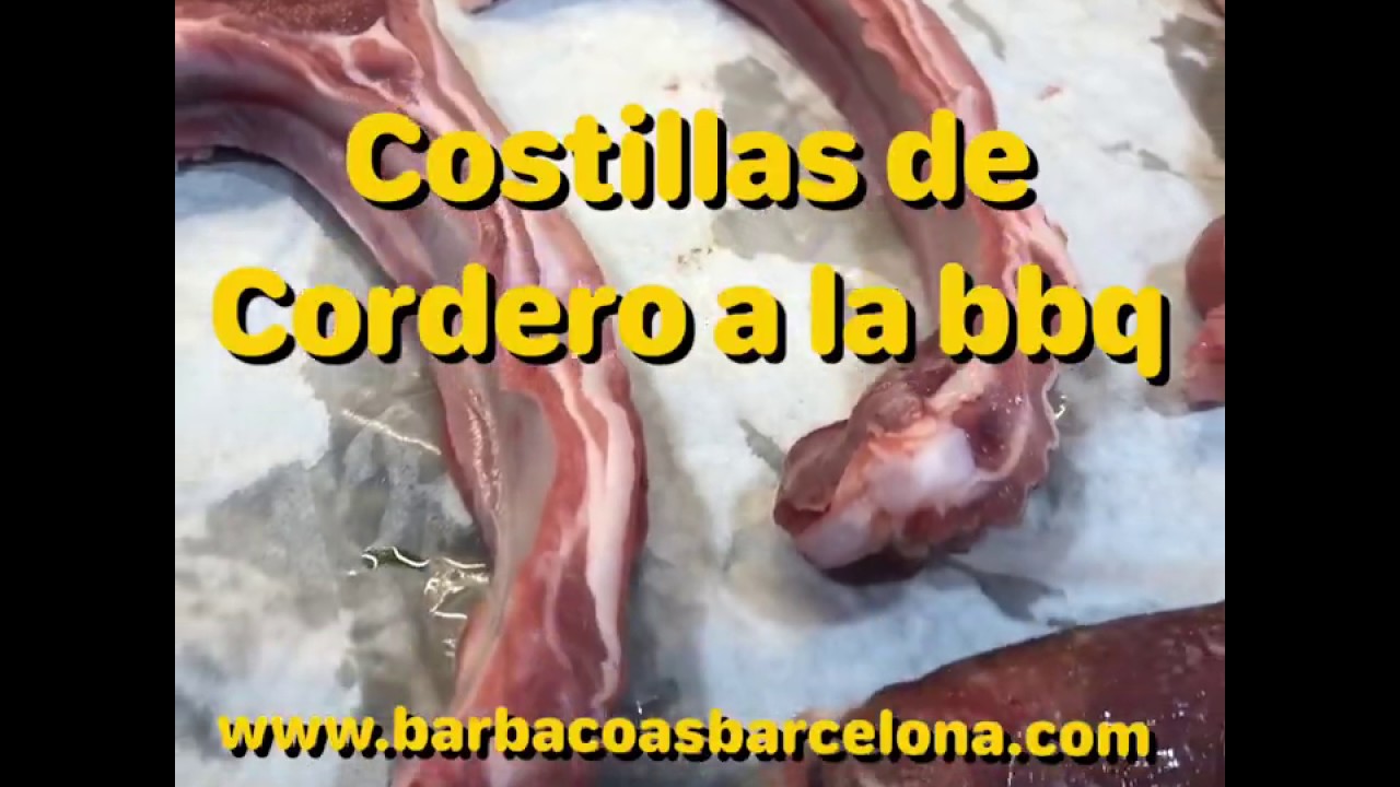 Costillas de cordero cocinadas  en una barbacoa de gas