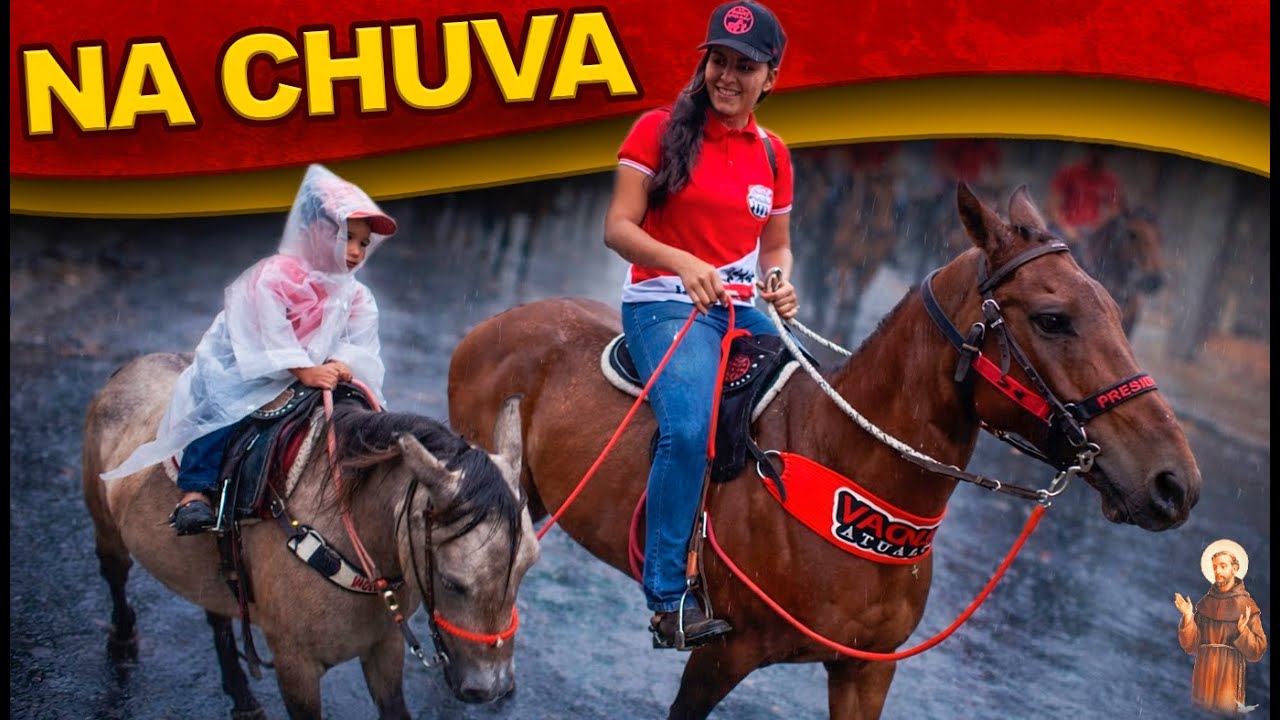 Procissão de cavaleiros com Miguelzinho na chuva