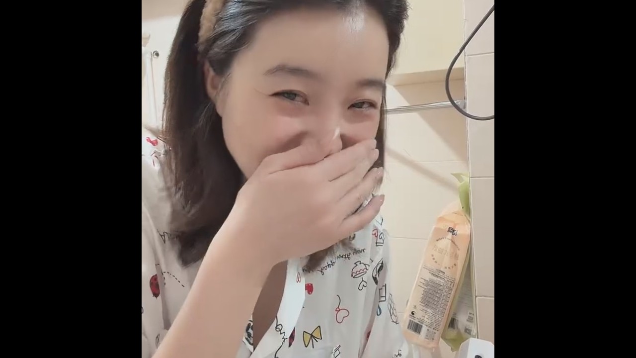 少妇宽松的睡衣洗漱🪥 Young Woman in Loose Pajamas Washing Up