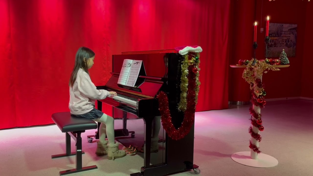 Ruoyun Gong spelar We wish you a Merry Christmas