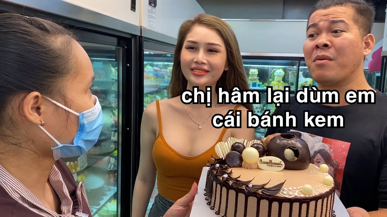 Nhờ Chị nhân viên hâm lại cái bánh kem ăn cho nóng -Thu Phương, Ngọc Nhi, Đông Đông