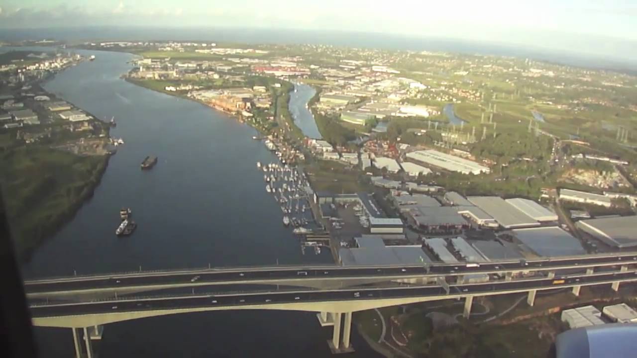 Qantas Landing at Brisbane Airport