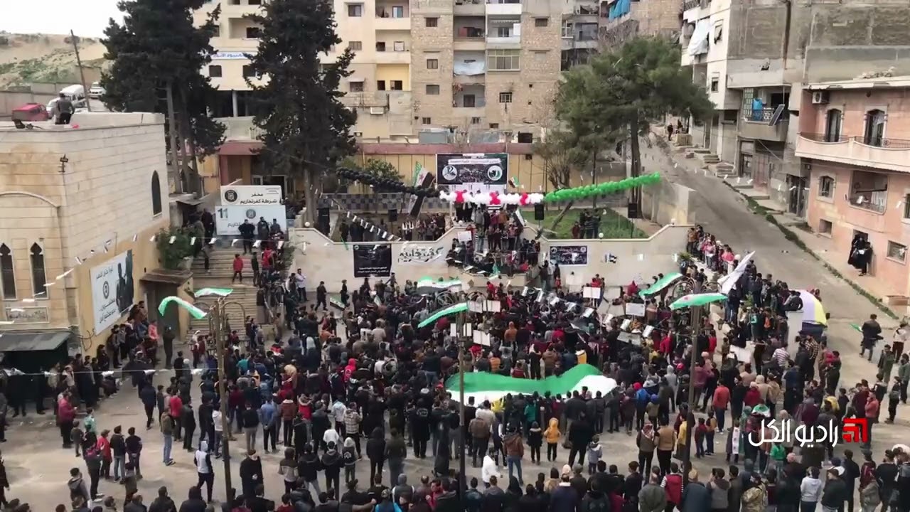 خروج مظاهرة في مدينة كفرتخاريم غربي إدلب إحياءً للذكرى 12 لانطلاق الثورة السورية