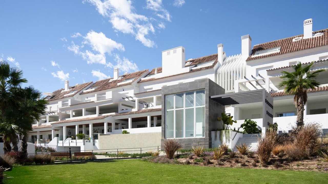 Apartamentos modernos cerca de Puerto Banus | Marbella, Spain | Hotel Review 🏨