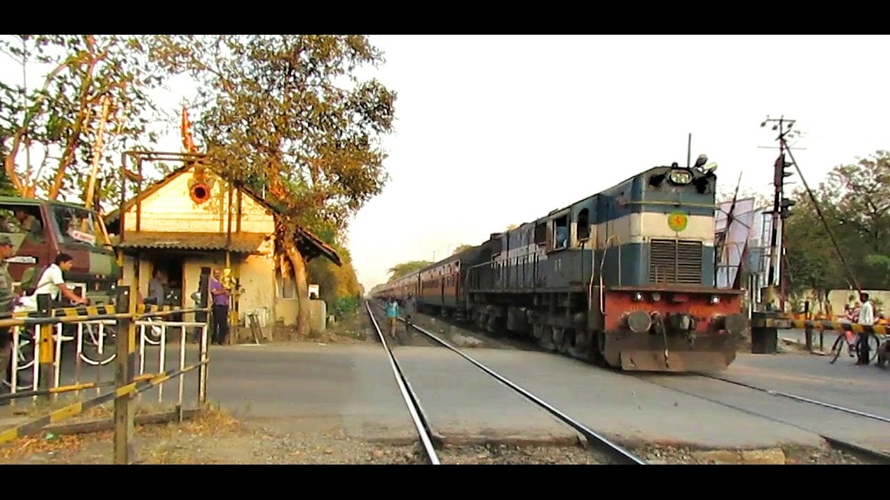 Loud honking Diesel trains at Pune's busiest Level crossing |  Beautiful track sounds |
