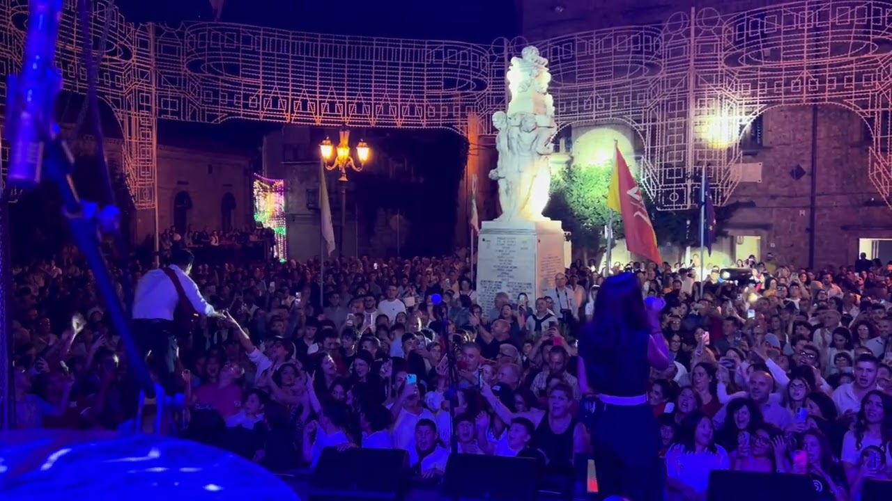 Iu Nun Ti Pozzu amari cantata dal pubblico in Sicilia.. Cecè Barretta
