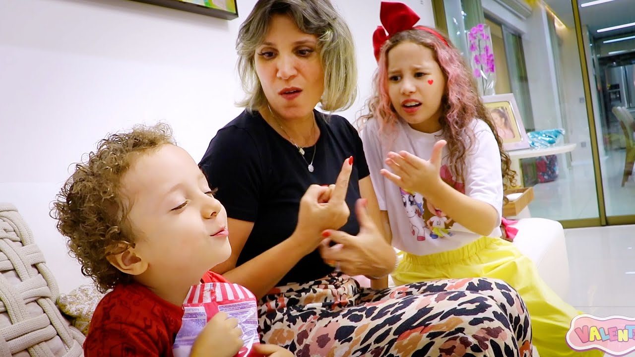 VALENTINA em uma HISTÓRIA ENGRAÇADA com seu Primo bebê