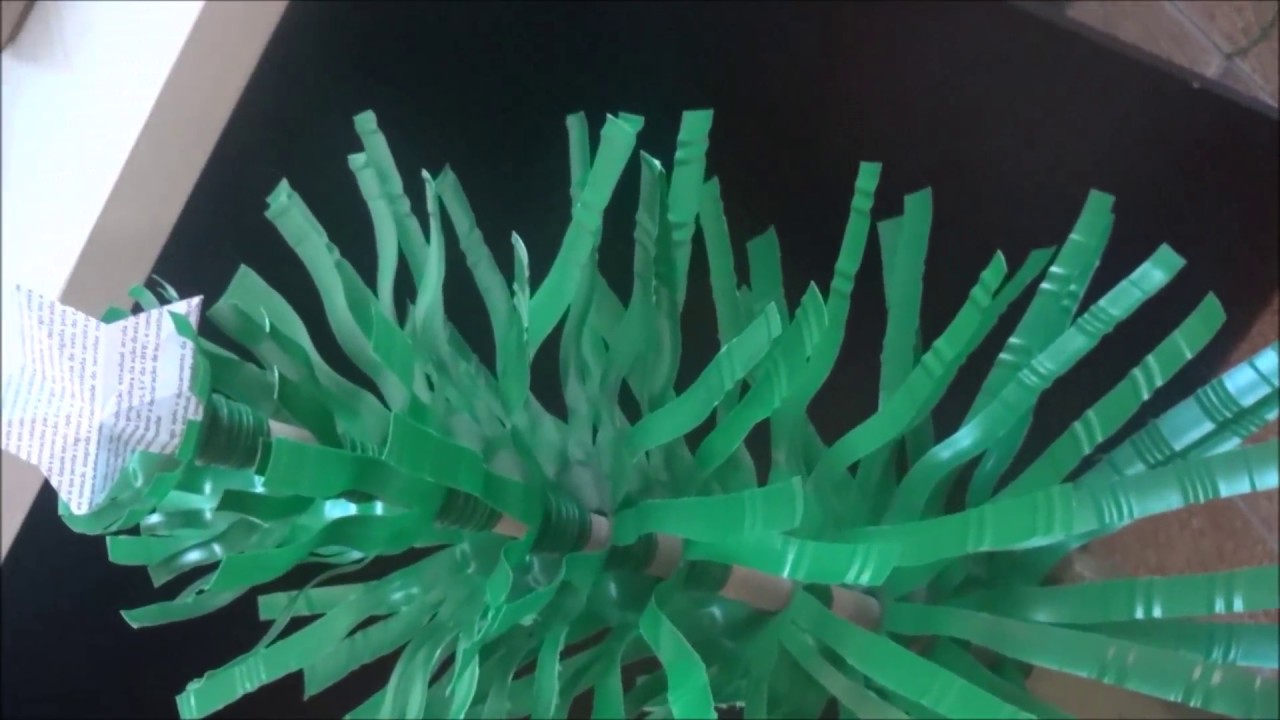 ÁRVORE DE NATAL COM GARRAFA DE ÁGUA SANITÁRIA