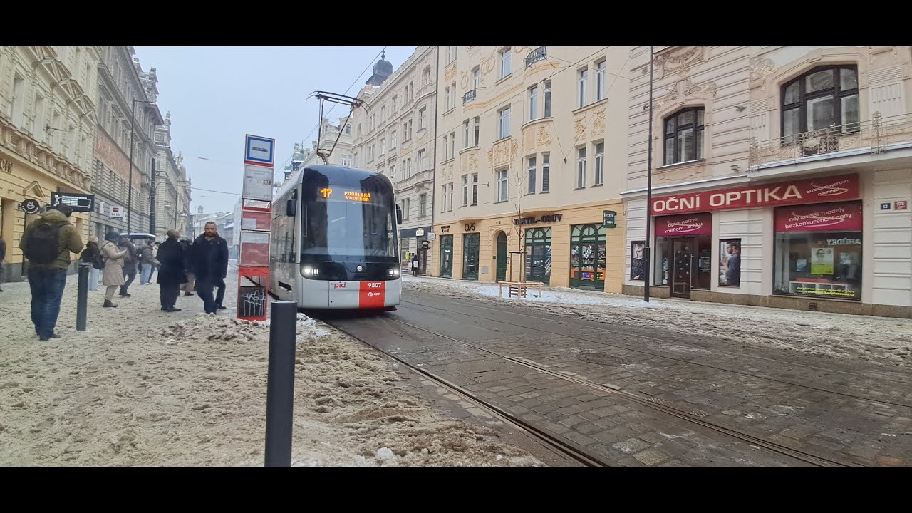 Příjezd a Odjezd 52T 9507 na zastávce Strossmayerovo náměstí