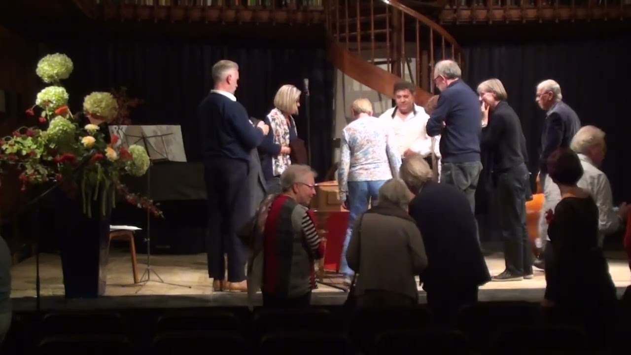 The public's curiosity to see the cimbalom (tambal)