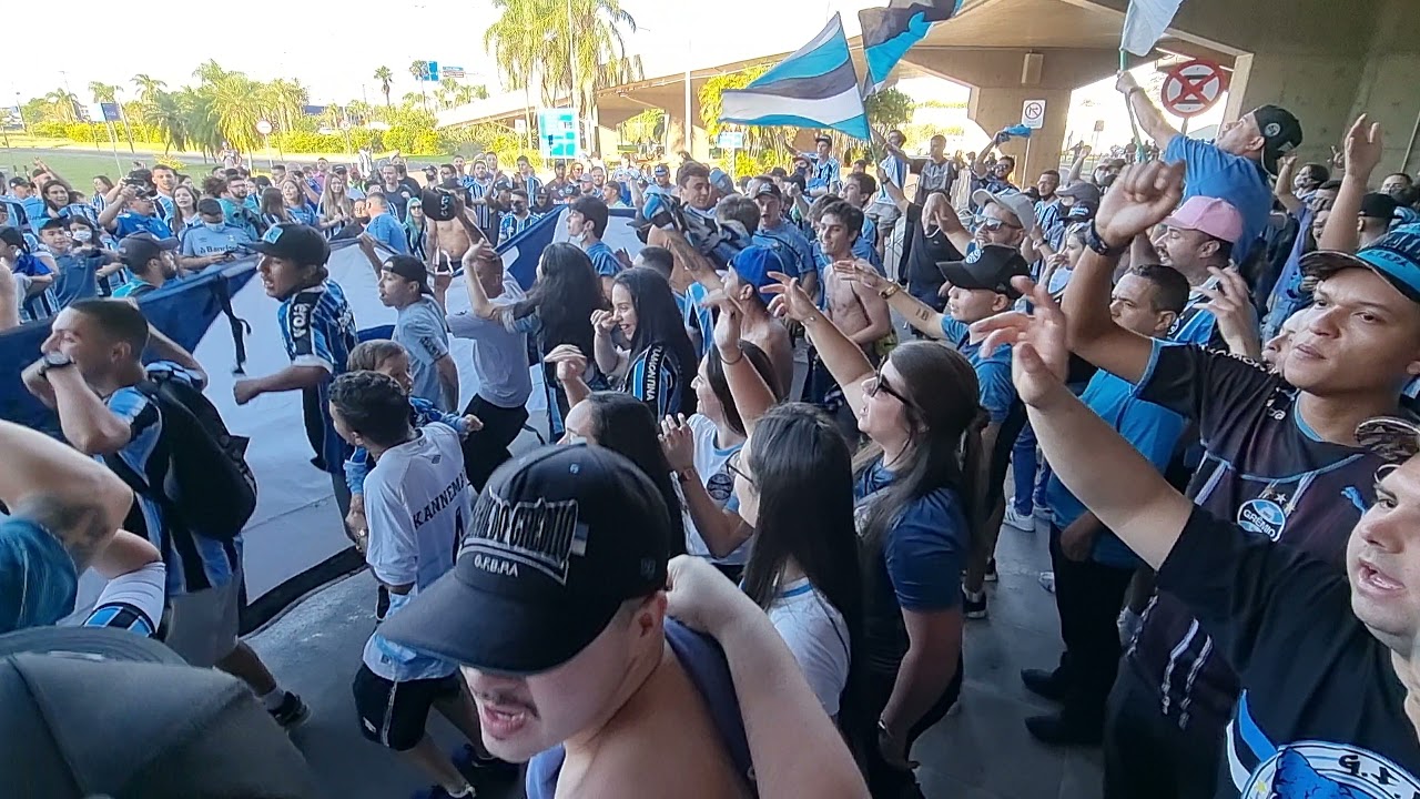 BORRACHO, PELO GRÊMIO EU DECIDI VIVER! - GERAL NO AEROPORTO - ATLÉTICO-GO X GRÊMIO BRASILEIRÃO 21
