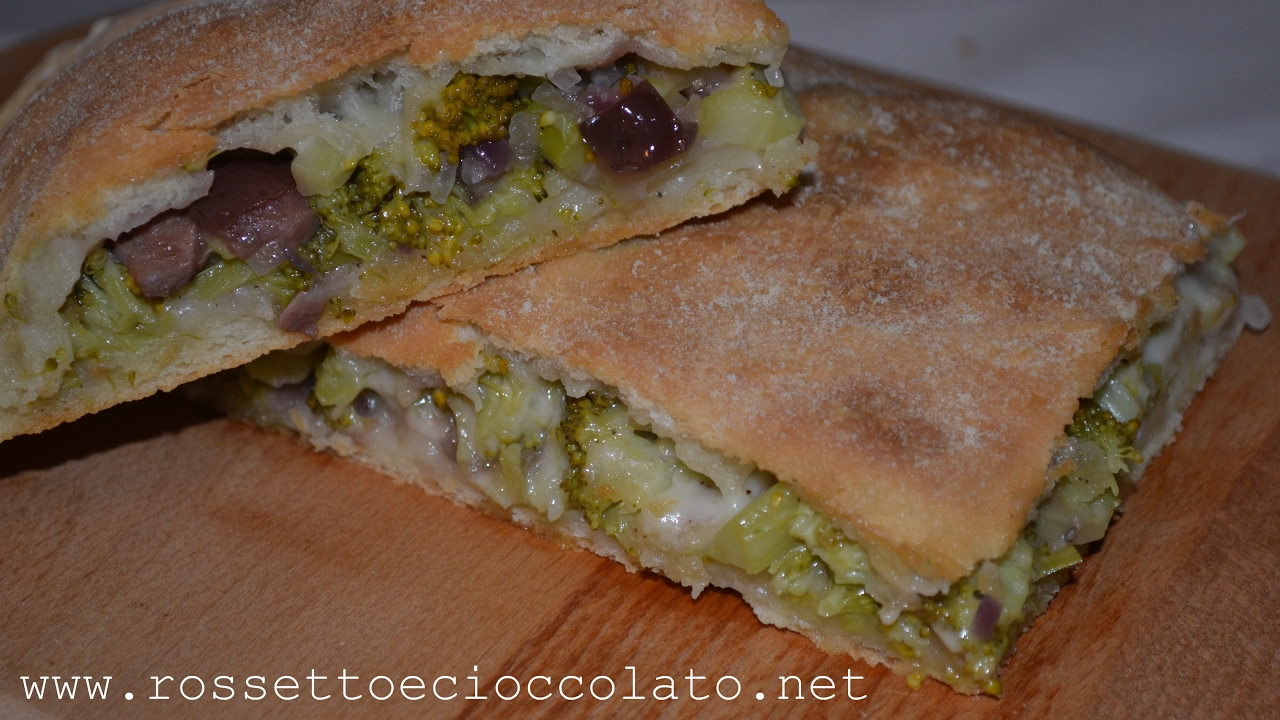 Scacciata ai broccoletti con tuma acciughe cipolle e olive