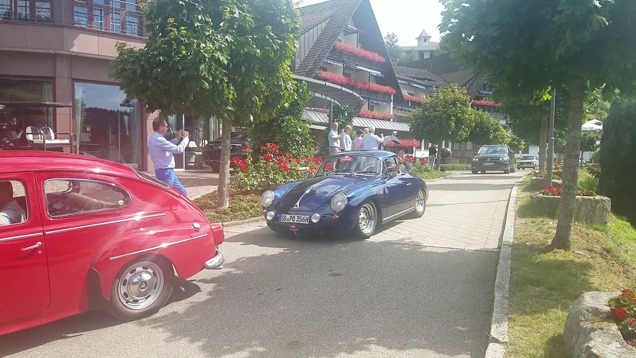 Oldtimer-Defilee am Hotel Dollenberg
