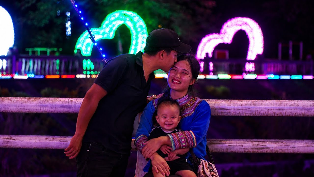 16-year-old single mother and Jon are happy amidst the glittering lights - James smiles brightly.