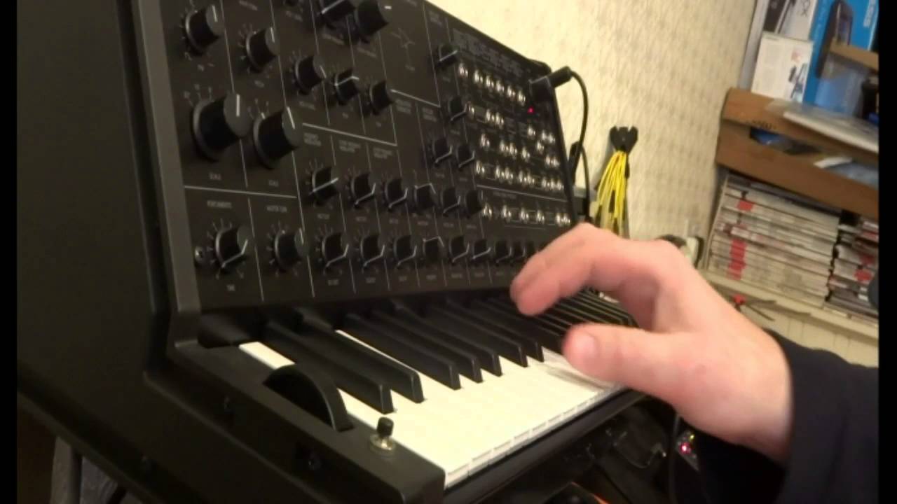 Miku Stomp Pedal with a Korg MS-20 mini Demo - Yamaha Magicstomp for effects