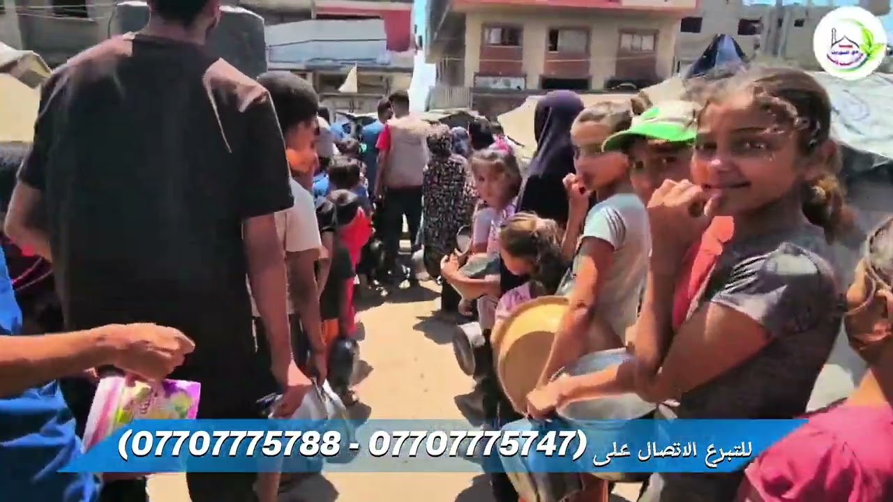 توزيع المعكرونة المطبوخة والجاهزة للمخيمات في غـ.ـزة 