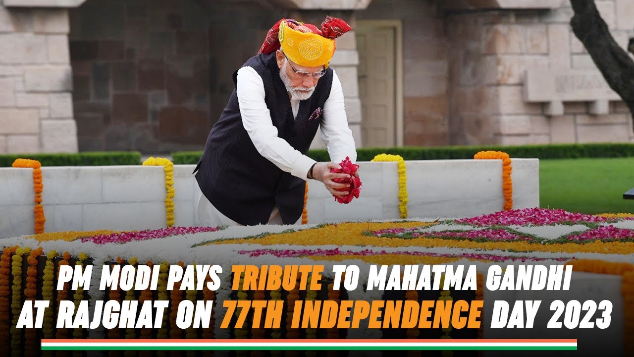 PM Modi pays tribute to Mahatma Gandhi at Rajghat on 77th Independence Day 2023