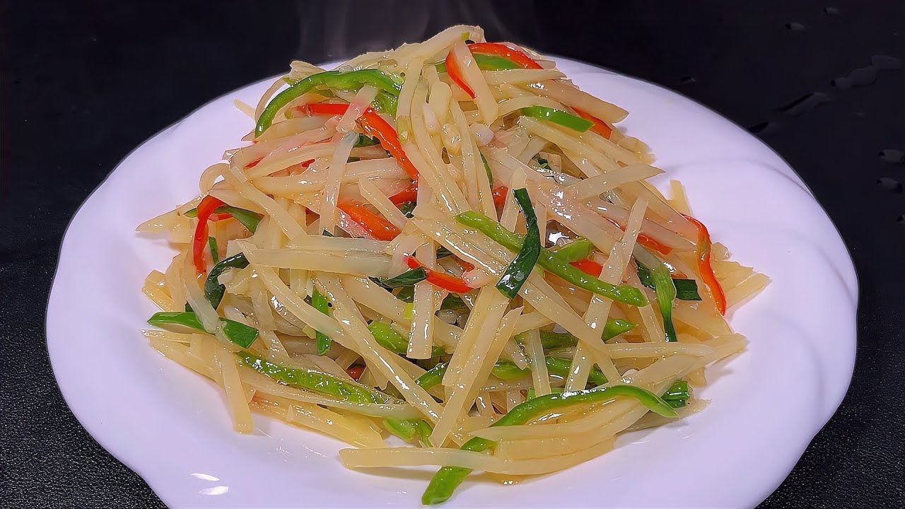 炒土豆丝做法 炒土豆丝下锅是大错，大厨教你酸辣脆爽 #炒土豆丝，土豆丝做法，家常菜，大厨秘籍，酸辣爽脆